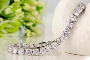 Détail macro du bracelet tennis en argent avec zircons AAA ronds sertis à quatre griffes