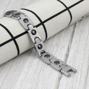 Dettaglio del bracciale magnetico in titanio con maglie opache e magneti terapeutici