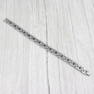 Dettaglio delle maglie del bracciale per magnetoterapia in argento con pietre nere