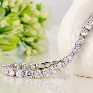 Bracelet rivière élégant en zircon AAA avec pierres étincelantes et finition argent