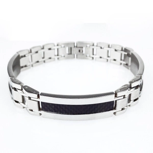 Bracelet pour hommes en acier titane poli avec insert en fibre de carbone noire et fermoir