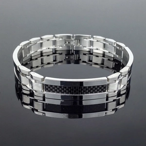 Bracelet pour homme en acier titane avec maillons argentés et insert en carbone