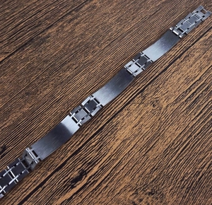 Bracelet minimaliste en acier titane pour homme avec plaques brossées sur bois foncé