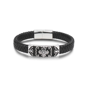Détail du bracelet en cuir tressé noir pour hommes avec plaque métallique à croix gravée