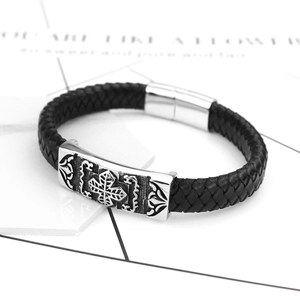 Détail du bracelet homme en cuir tressé noir avec plaque en métal croix gravée