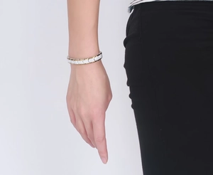 Fashion ceramic and gold-plated V-shaped link bracelet for women with minimalist design