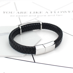 Bracelet homme en cuir tressé noir avec fermoir magnétique croix en argent poli