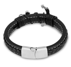 Gros plan d'un bracelet en cuir pour homme avec pendentif ancre et fermoir magnétique acier