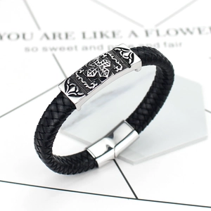 Bracelet tressé noir pour hommes avec plaque croix argentée et gravure florale
