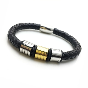 Détail du bracelet en cuir tressé avec anneaux métalliques argentés et dorés