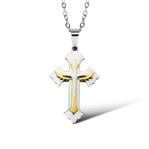 Vue détaillée d'un pendentif en forme de croix bicolore or et argent avec des ailes