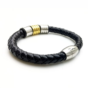 Bracelet tressé en cuir noir avec fermoir magnétique en argent et accents métalliques