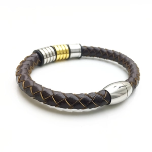 Bracelet tressé en cuir pour homme avec fermoir magnétique et anneaux métalliques
