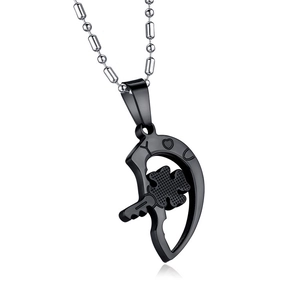 Dettaglio del ciondolo per coppia cuore-chiave nero e argento con incisione I Heart U e catena
