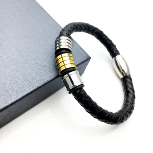 Bracelet tressé pour homme en cuir avec breloques dorées et argentées poli