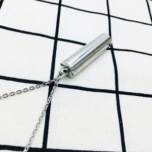 Collier avec pendentif cylindre en acier inoxydable poli et chaîne fine argentée pour femme