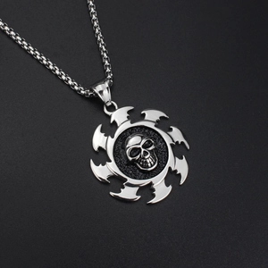 Collana punk con ciondolo a teschio e ruota solare seghettata su sfondo nero