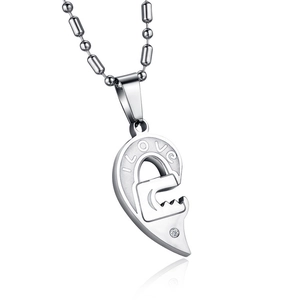 Dettaglio del ciondolo a mezzo cuore lucido con incisione I LOVE e piccolo strass