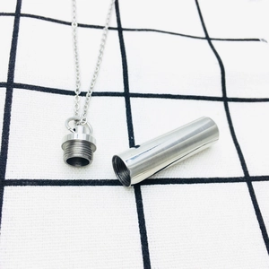 Collier urne cylindrique en acier inoxydable avec finition polie et ouverture filetée