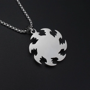 Collana punk color argento con teschio e fiamme, design a ingranaggi su sfondo scuro
