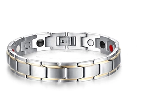 Dettaglio del bracciale magnetico bicolore con incisione su acciaio inossidabile