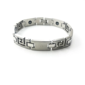 Detailansicht eines Titanstahl-Armbands mit griechischem Muster und magnetischen Perlen