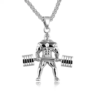 Gros plan détaillé d'un pendentif d'haltérophile en argent avec chaîne sur fond blanc