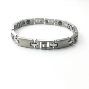 Nahaufnahme des silbernen Magnetarmbands aus Edelstahl mit klassischen Mäandermuster