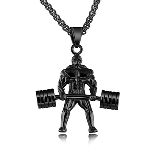 Détail du pendentif haltérophile en acier titane noir montrant les muscles sculptés