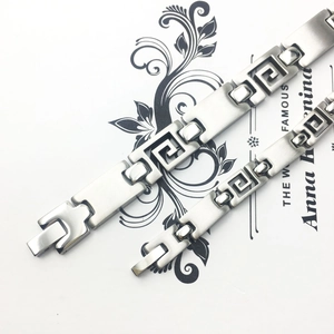 Klassisches Set aus Titanstahl-Armbändern in Silber mit geometrischem Mäander-Muster