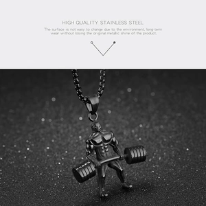 Détails d'un pendentif haltérophile en acier inoxydable noir avec textures musculaires