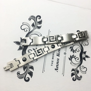 Detail von Edelstahl-Armbändern mit Meander-Muster und Magnettherapie-Perlen
