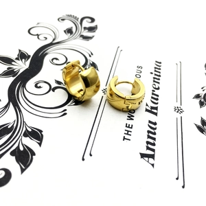 Polished minimalist gold-plated hoop earrings with a sleek hinged closure for women