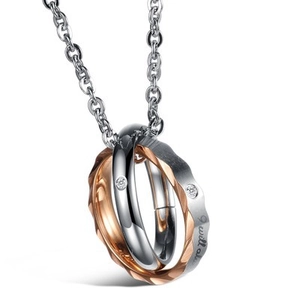 Collier à double anneau entrelacé avec cristaux et touches d'or rose sur chaîne argentée