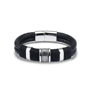 Détail d'un bracelet double couche en cuir tressé pour homme avec anneaux métalliques alvéolés