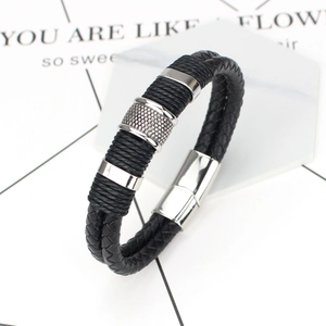 Bracelet pour homme en cuir tressé noir avec anneaux métalliques et fermoir magnétique