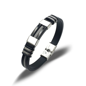 Dettaglio del bracciale da uomo in silicone nero con blocchi metallici e chiusura in acciaio