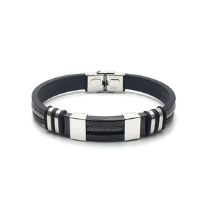 Dettaglio di un bracciale in acciaio al titanio con chiusura a scatto e incisione fine