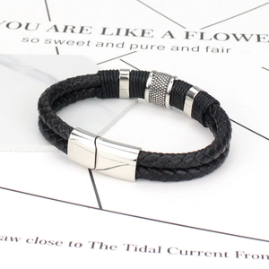 Gros plan d'un bracelet pour homme en cuir tressé noir avec fermoir magnétique et perles
