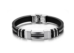 Dettaglio ravvicinato di un bracciale in silicone nero con incisione sulla fibbia in acciaio