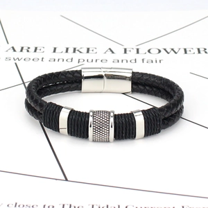Détail d'un bracelet en cuir tressé noir double couche avec fermoir magnétique en acier