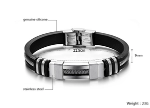 Dettaglio del bracciale in silicone nero da uomo con inserto in acciaio inossidabile