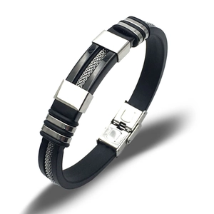 Bracciale industriale da uomo con cinturino in silicone nero e centro in acciaio intrecciato