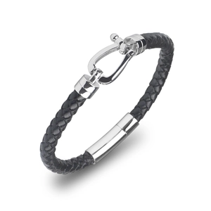 Détail d'un bracelet en cuir noir tressé à la main avec fermoir en U en métal argenté poli