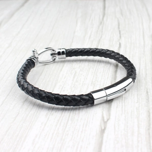 Bracelet en cuir noir tressé à la main avec fermoir fer à cheval en argent poli