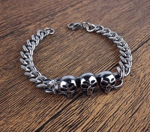 Bracelet chaîne cubaine en acier inoxydable avec trois crânes argentés de style punk