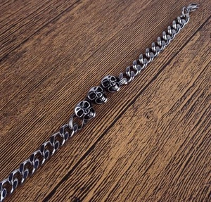 Bracelet en acier inoxydable à trois têtes de mort avec chaîne à mailles cubaines