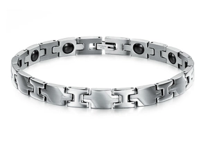 Détail d'un bracelet de magnétothérapie en acier inoxydable 316L à maillons en H
