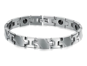 Détail d'un bracelet de santé en acier inoxydable avec maillons magnétiques polis