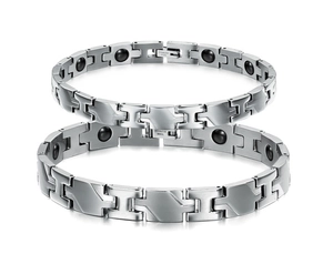 Vue détaillée de bracelets magnétiques en acier inoxydable avec maillons polis et aimants